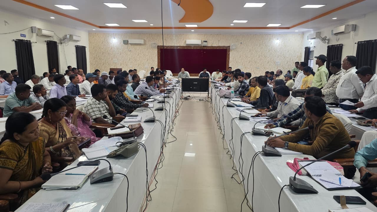 प्रधानमंत्री आवास योजना के बेहतर क्रियान्वयन हेतु जिला पंचायत सीईओ ने ली समीक्षा बैठक ग्राम पंचायत स्तर पर तय हुए लक्ष्य, समयसीमा में कार्य पूर्ण करने के निर्देश